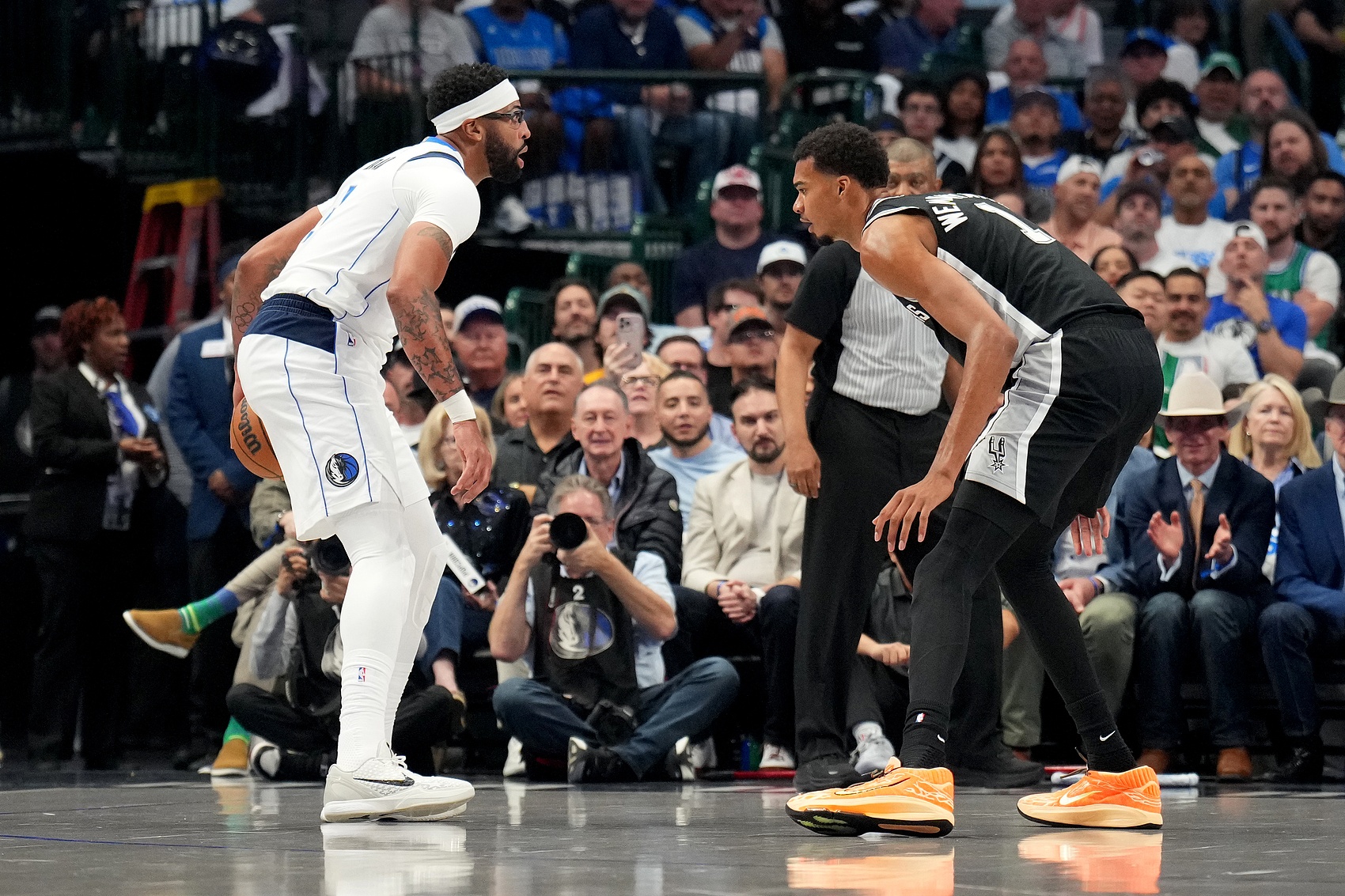 开云体育官网-浓眉和文班生涯第三年数据相近 美媒感慨：联盟本该属于浓眉的